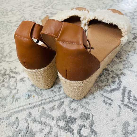 Platform sandals - Picture 3 of 3